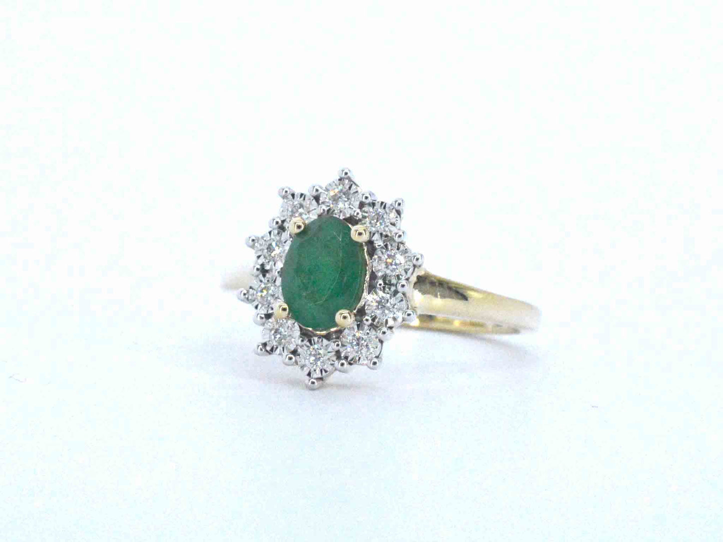 Gouden ring met een groene ovale smaragd en natuurlijke diamanten
