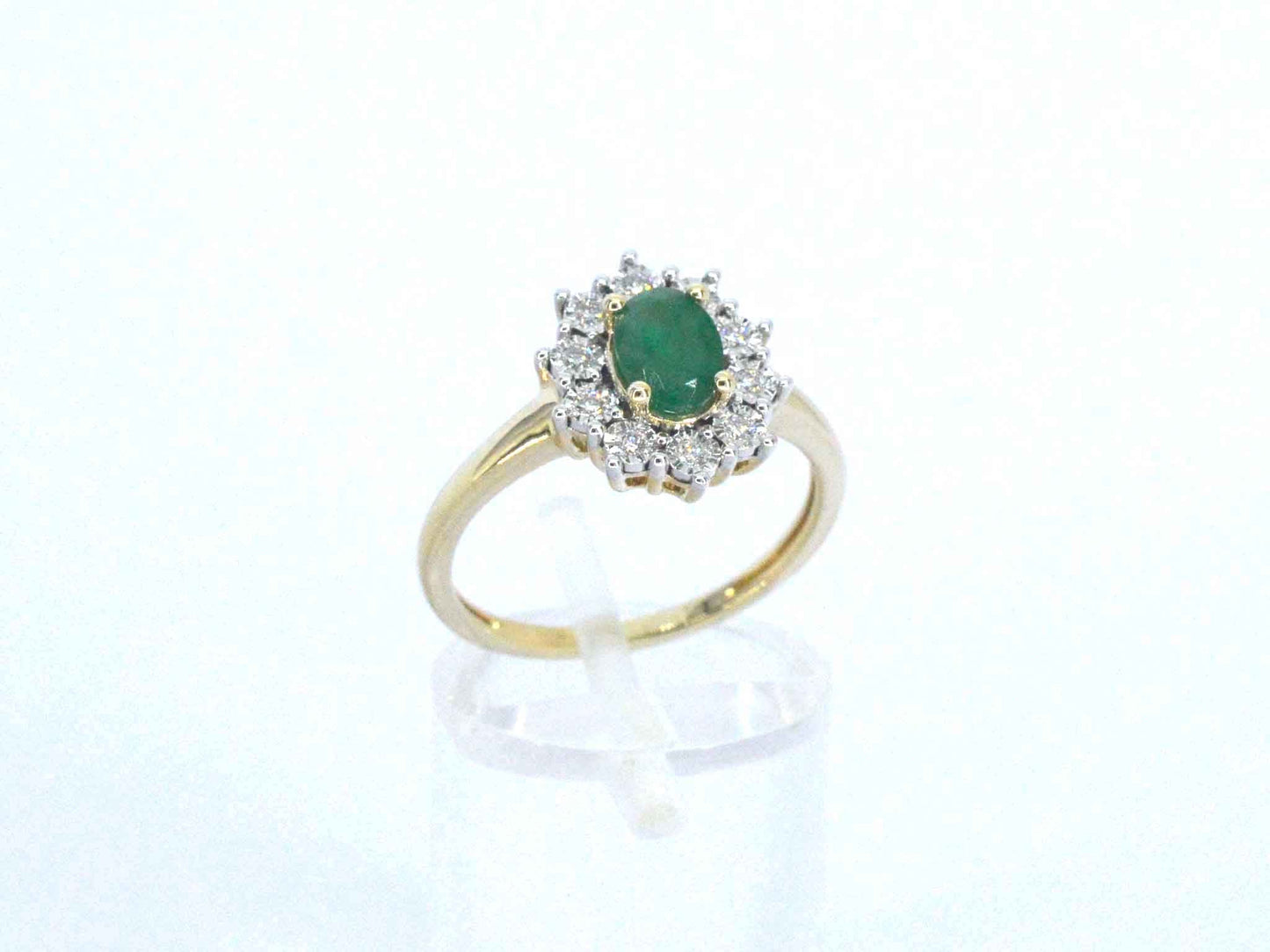 Gouden ring met een groene ovale smaragd en natuurlijke diamanten