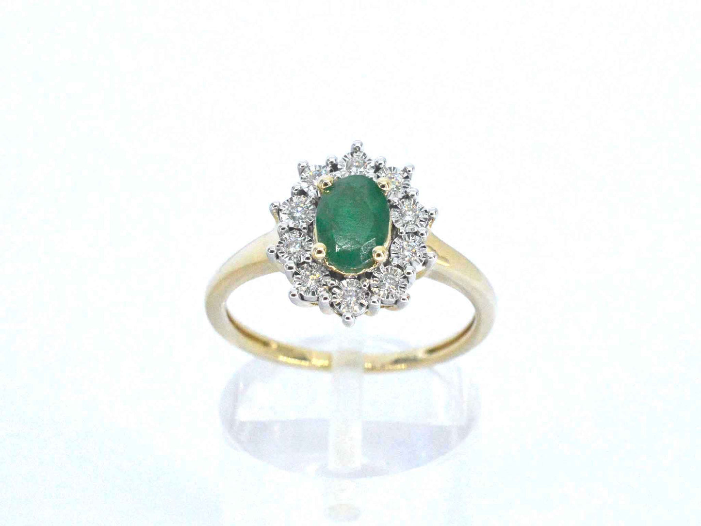 Gouden ring met een groene ovale smaragd en natuurlijke diamanten