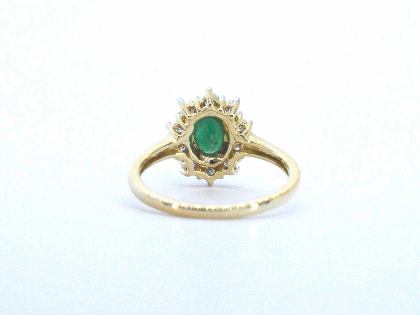 Gouden ring met een groene ovale smaragd en natuurlijke diamanten