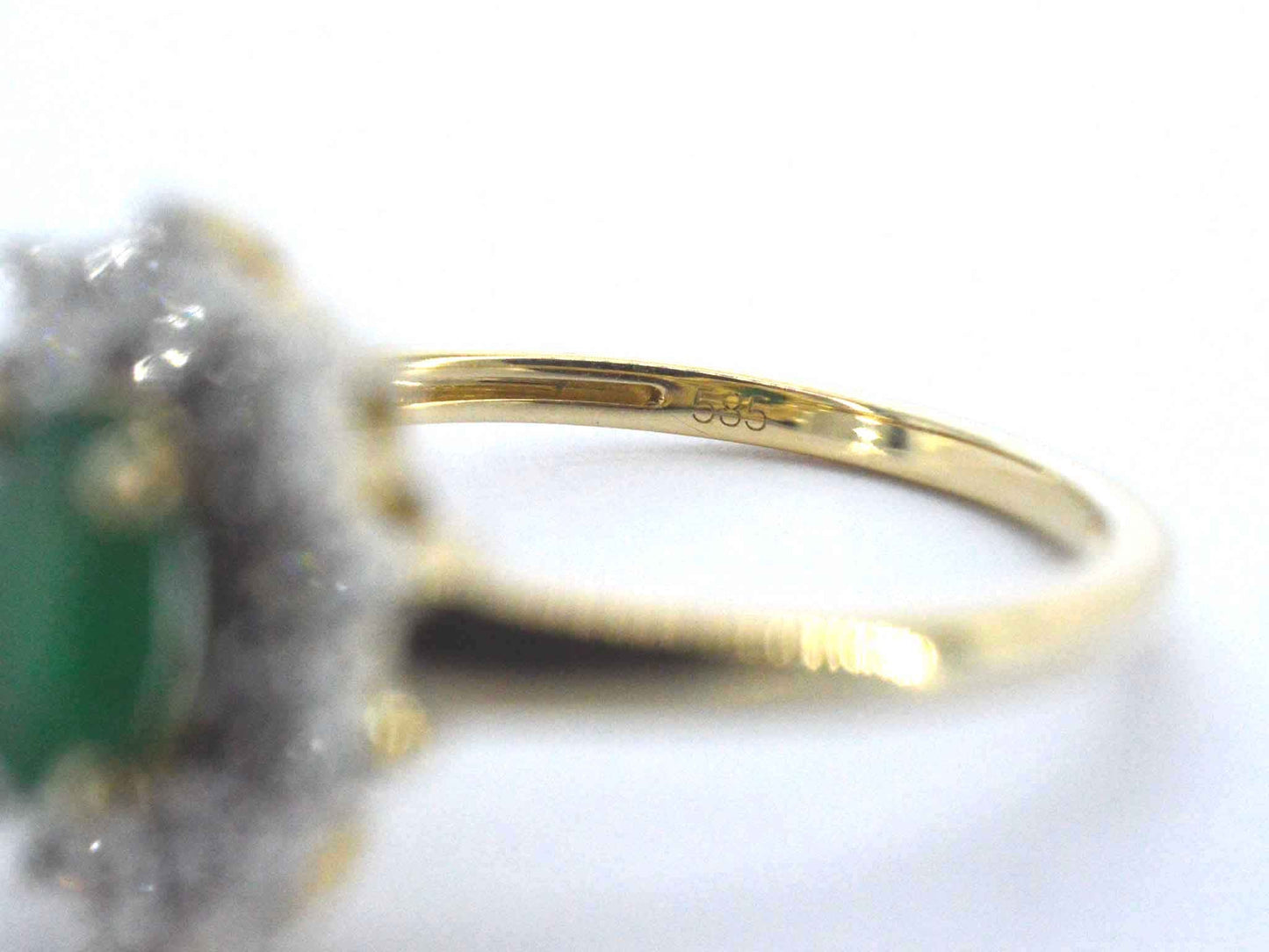Gouden ring met een groene ovale smaragd en natuurlijke diamanten
