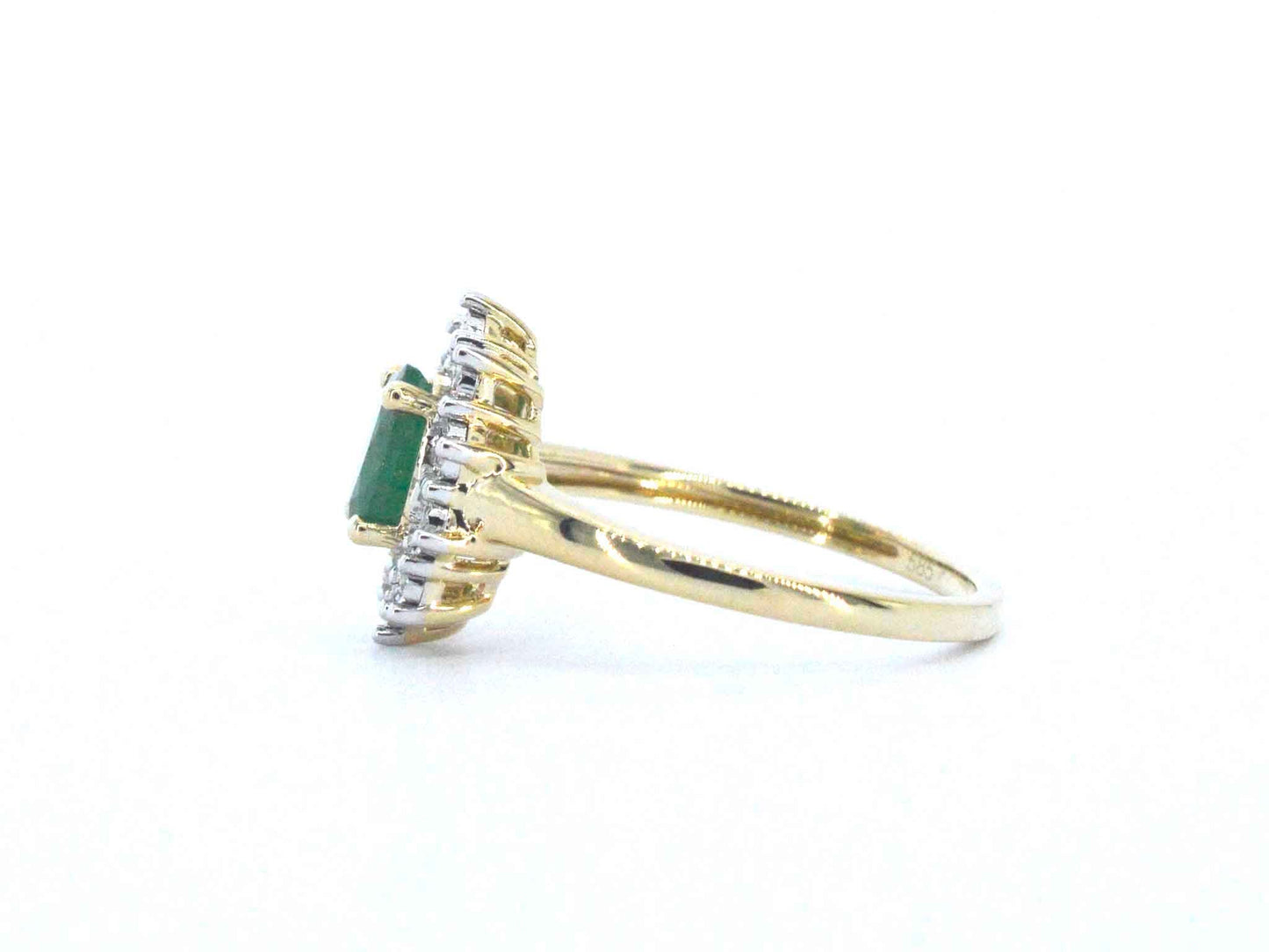Gouden ring met een groene ovale smaragd en natuurlijke diamanten