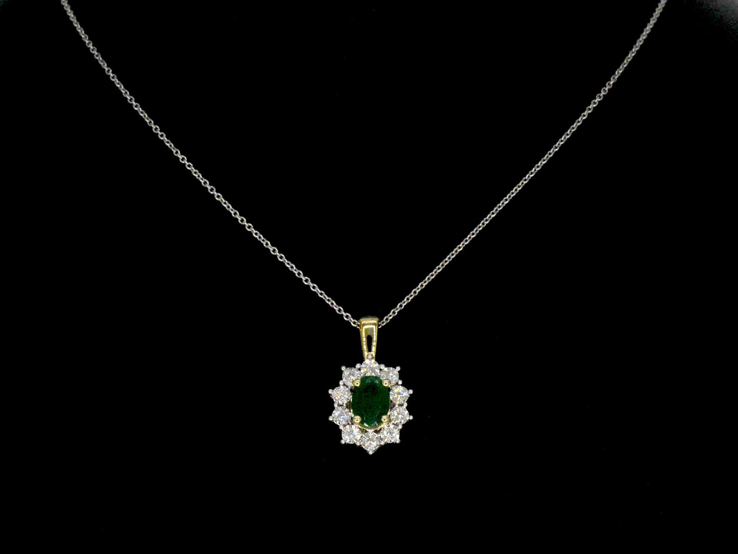 Gouden hanger met een groene ovale smaragd en natuurlijke diamanten