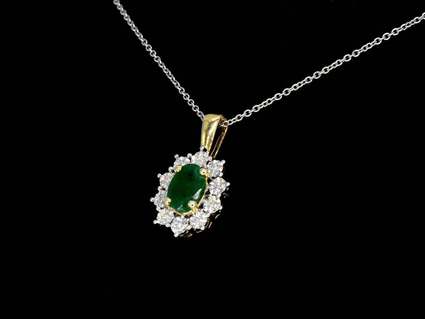 Gouden hanger met een groene ovale smaragd en natuurlijke diamanten