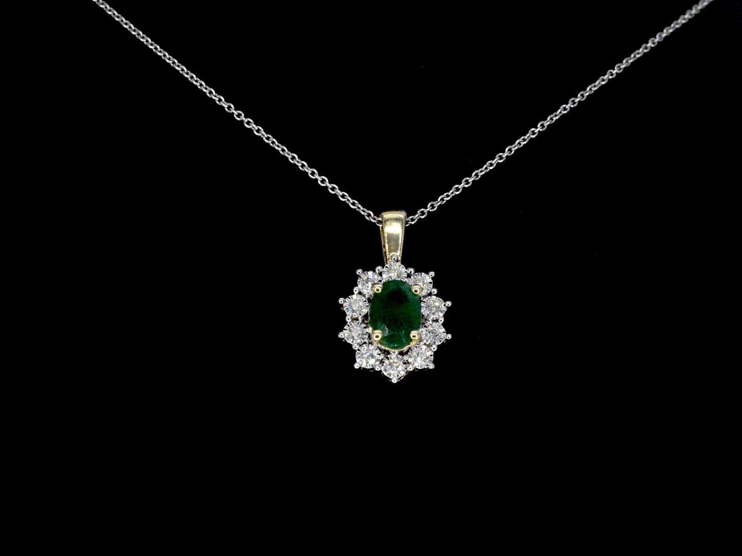 Gouden hanger met een groene ovale smaragd en natuurlijke diamanten