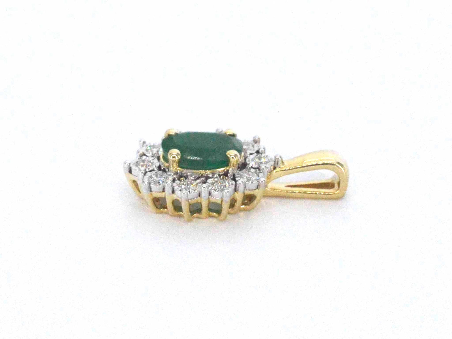 Gouden hanger met een groene ovale smaragd en natuurlijke diamanten