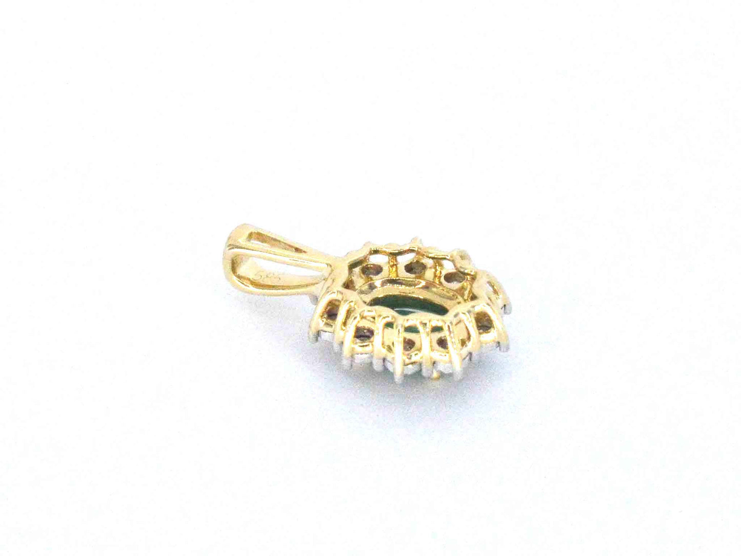Gouden hanger met een groene ovale smaragd en natuurlijke diamanten