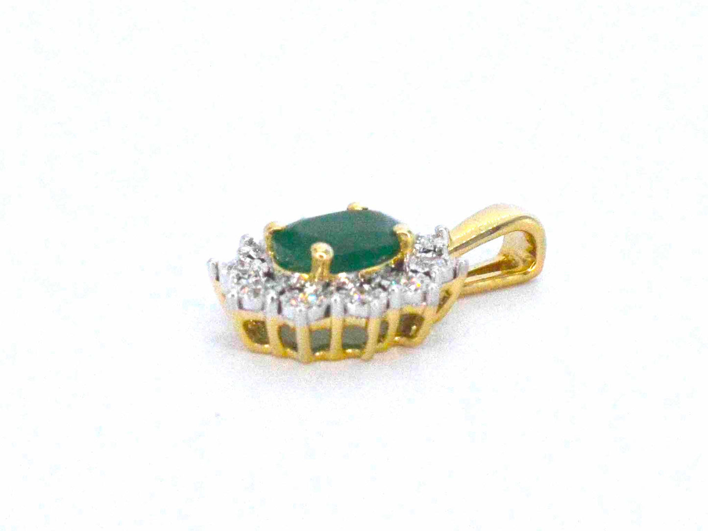 Gouden hanger met een groene ovale smaragd en natuurlijke diamanten