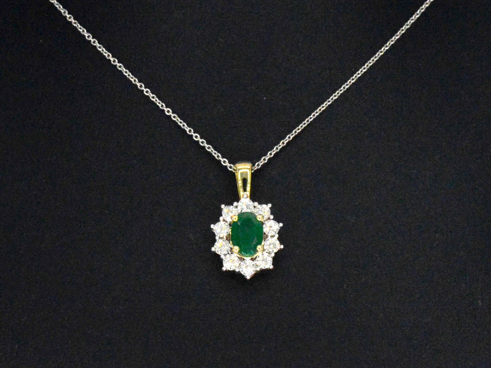 Gouden hanger met een groene ovale smaragd en natuurlijke diamanten