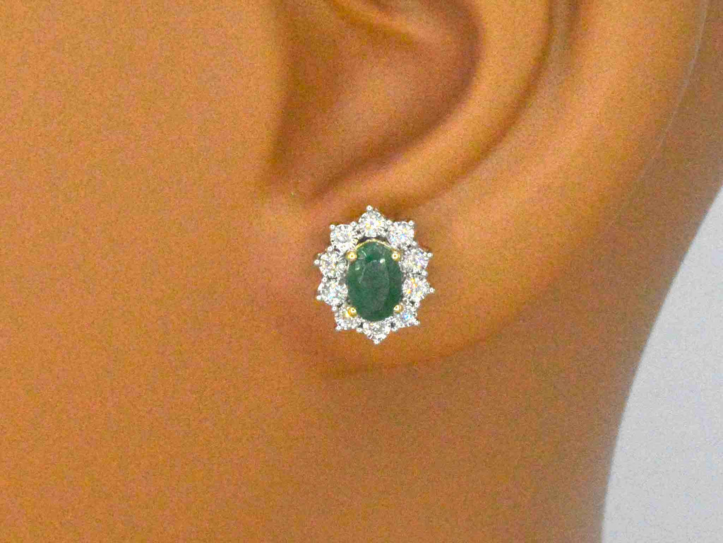 Gouden oorbellen met een groene ovale smaragd en natuurlijke diamanten