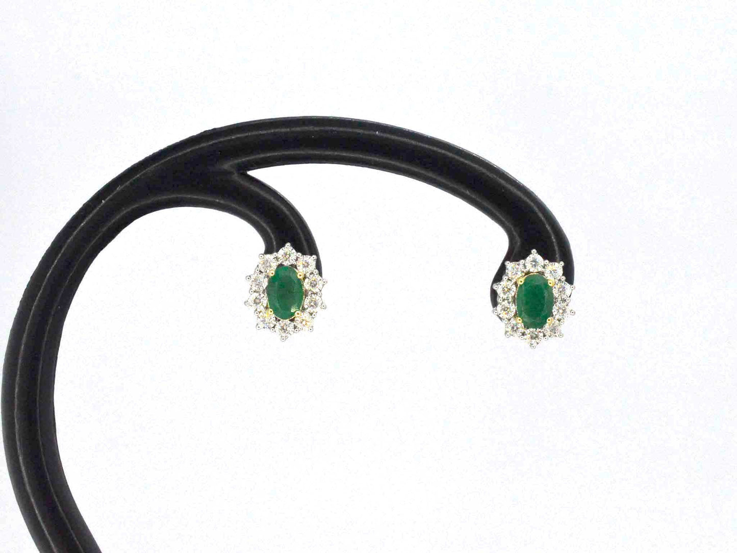 Gouden oorbellen met een groene ovale smaragd en natuurlijke diamanten