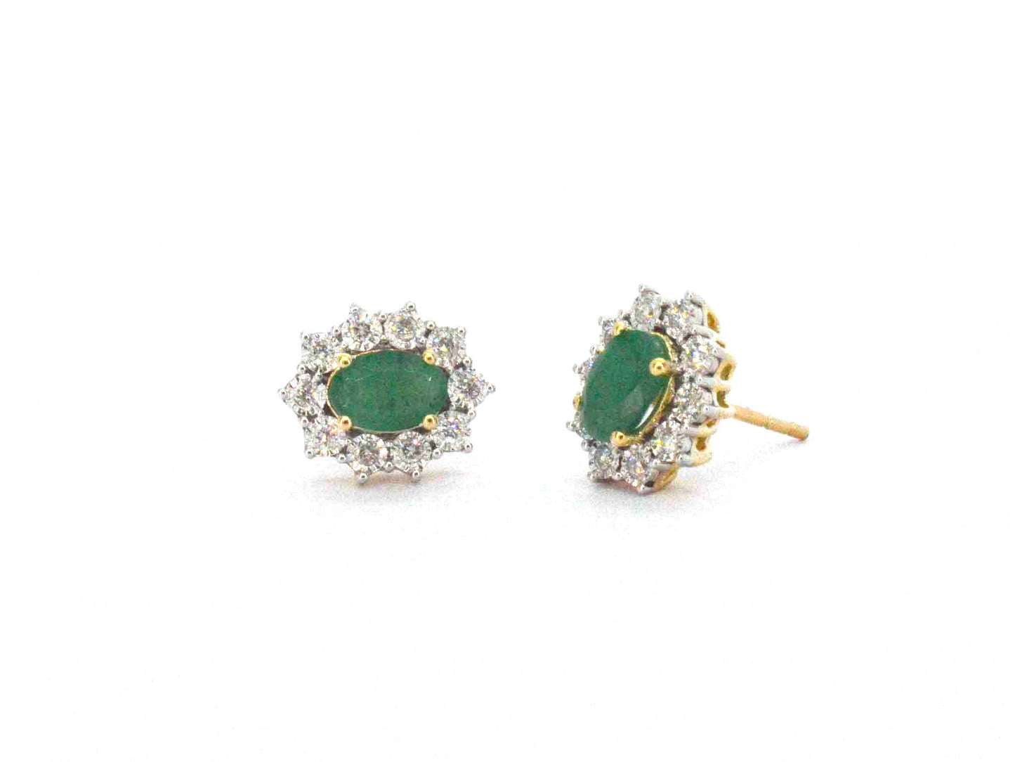Gouden oorbellen met een groene ovale smaragd en natuurlijke diamanten