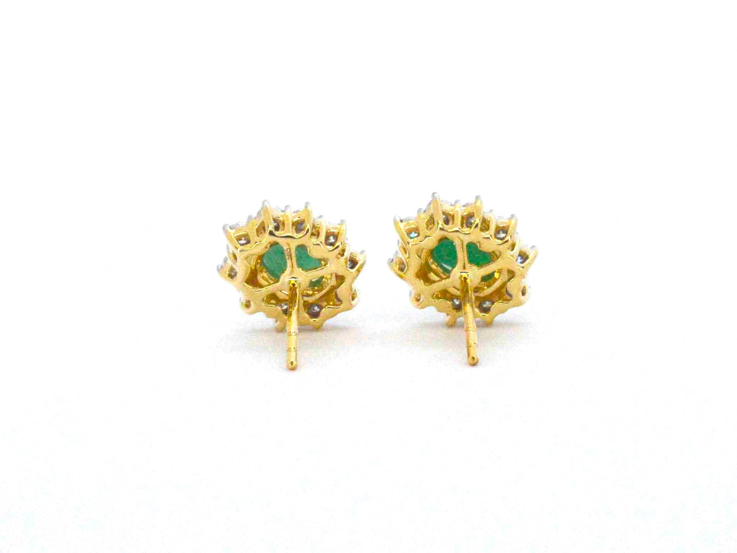 Gouden oorbellen met een groene ovale smaragd en natuurlijke diamanten
