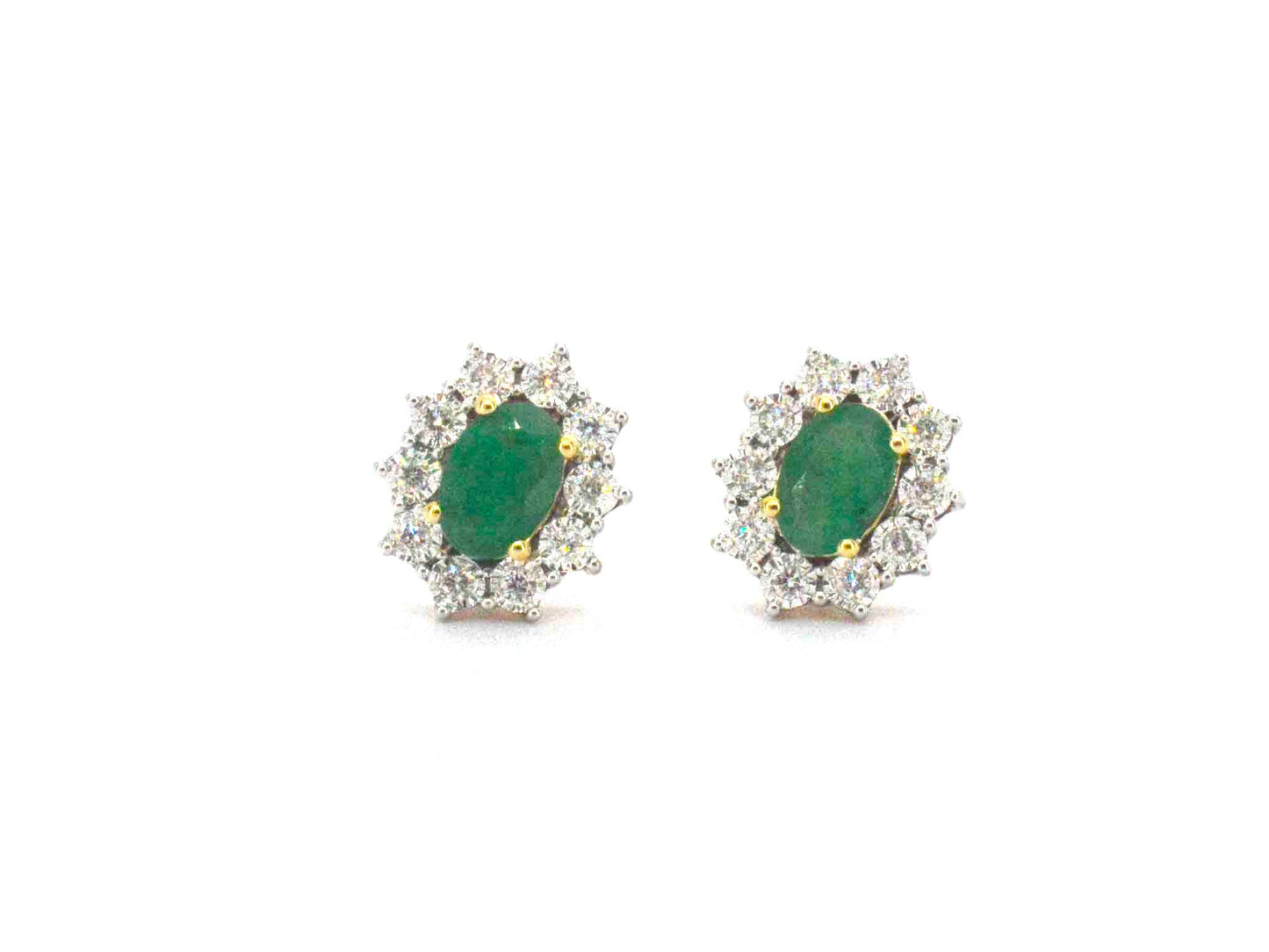 Gouden oorbellen met een groene ovale smaragd en natuurlijke diamanten