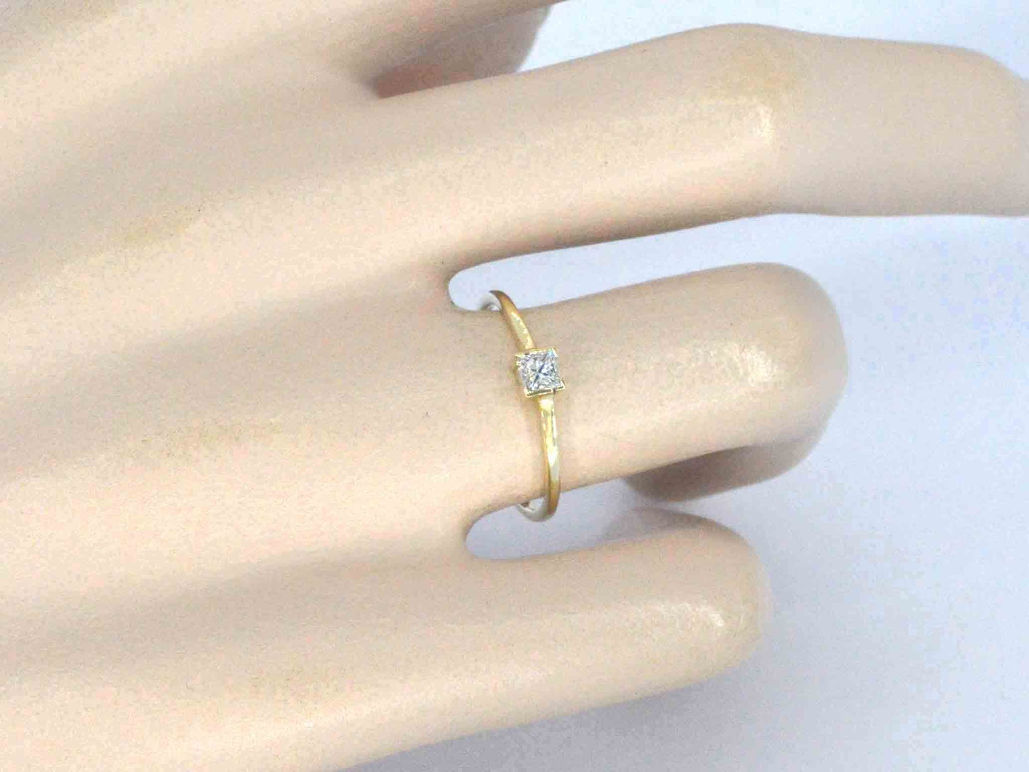 Gouden solitaire ring met een natuurlijke prinses geslepen diamant