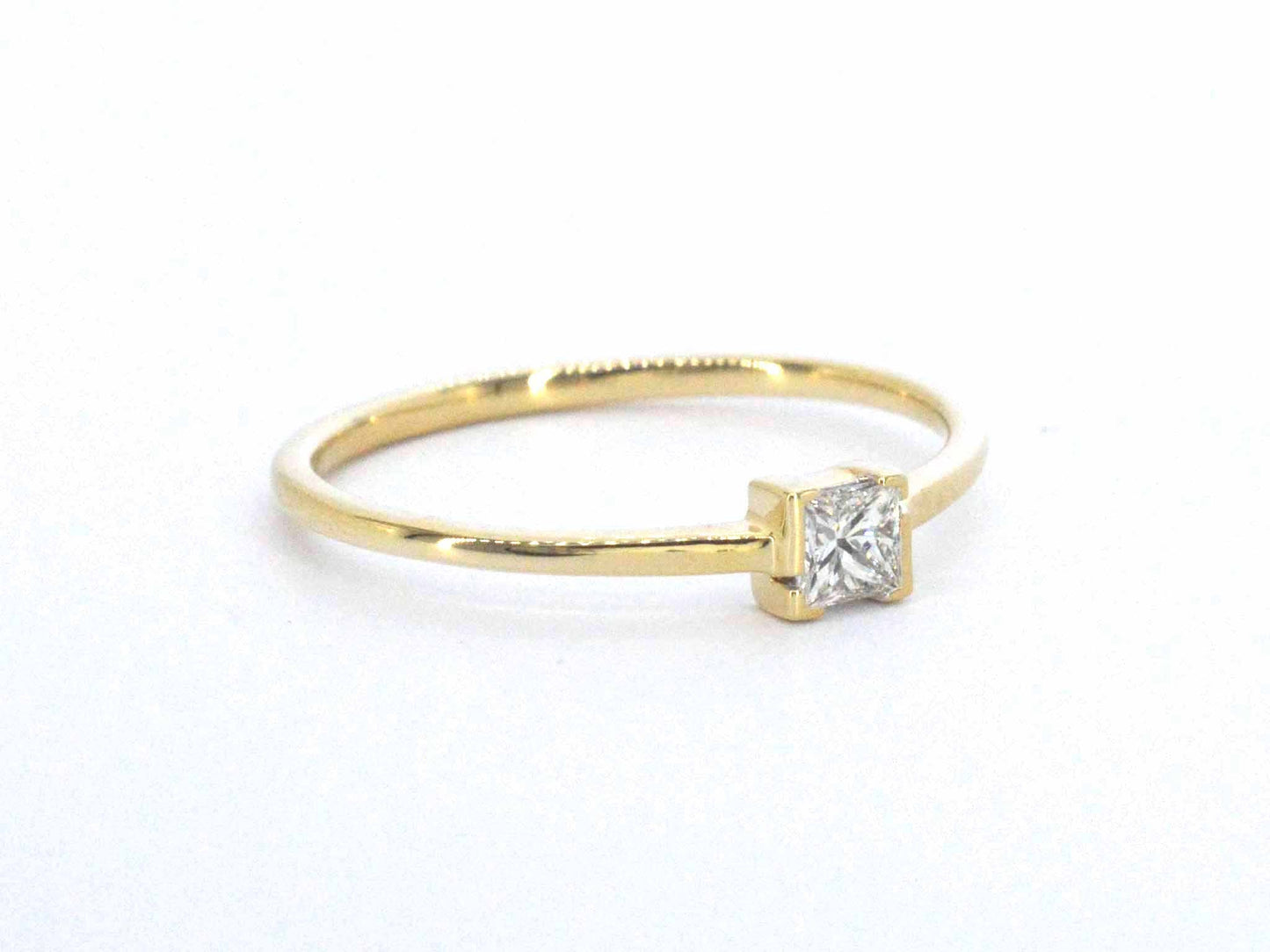 Gouden solitaire ring met een natuurlijke prinses geslepen diamant