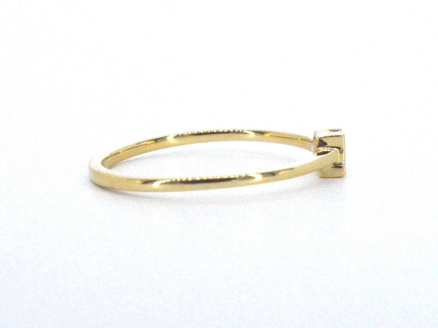 Gouden solitaire ring met een natuurlijke prinses geslepen diamant