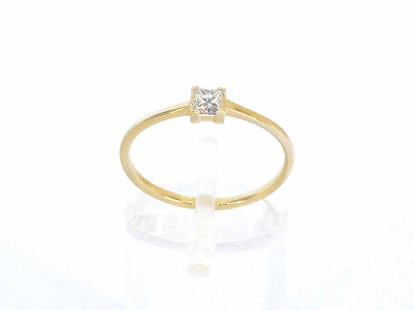 Gouden solitaire ring met een natuurlijke prinses geslepen diamant
