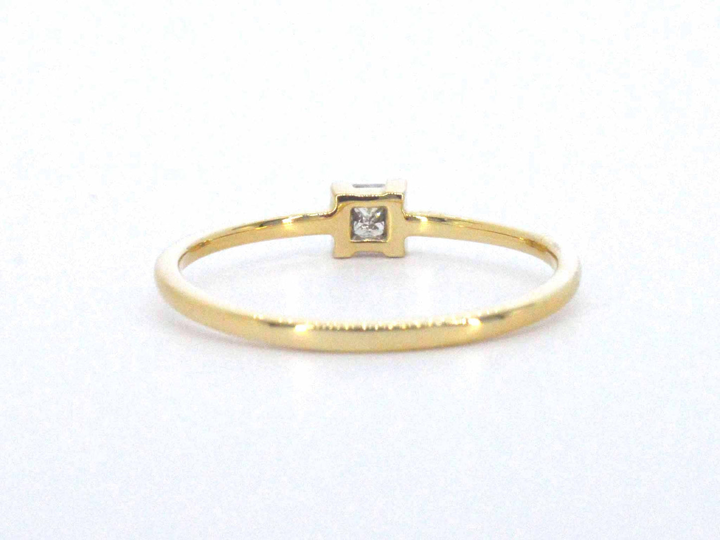 Gouden solitaire ring met een natuurlijke prinses geslepen diamant