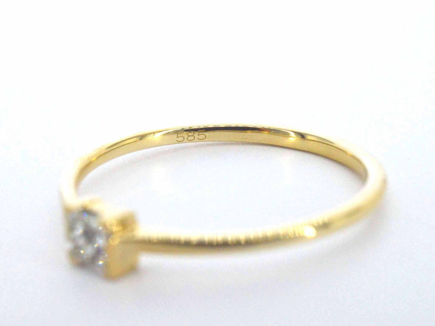 Gouden solitaire ring met een natuurlijke prinses geslepen diamant