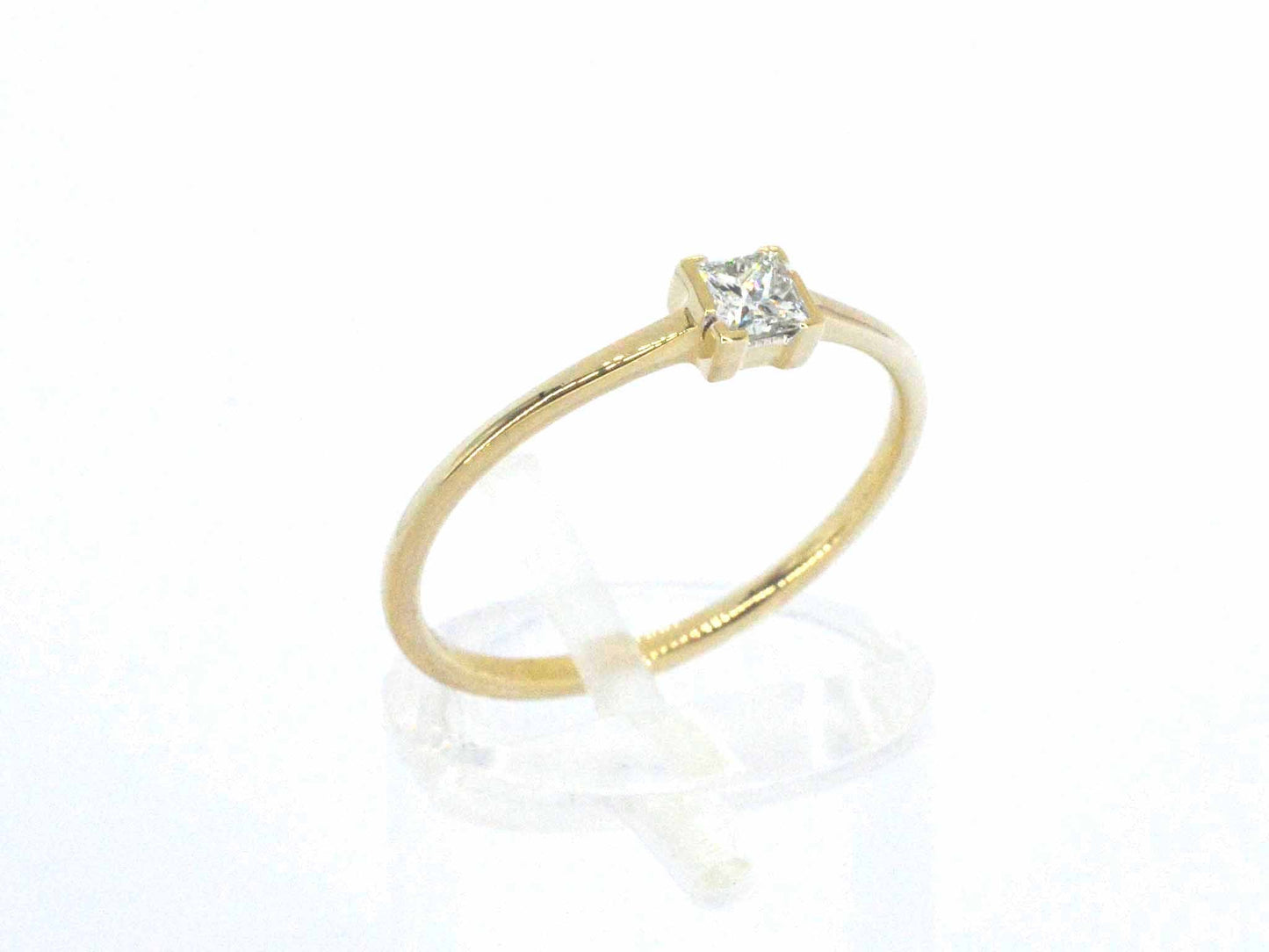 Gouden solitaire ring met een natuurlijke prinses geslepen diamant