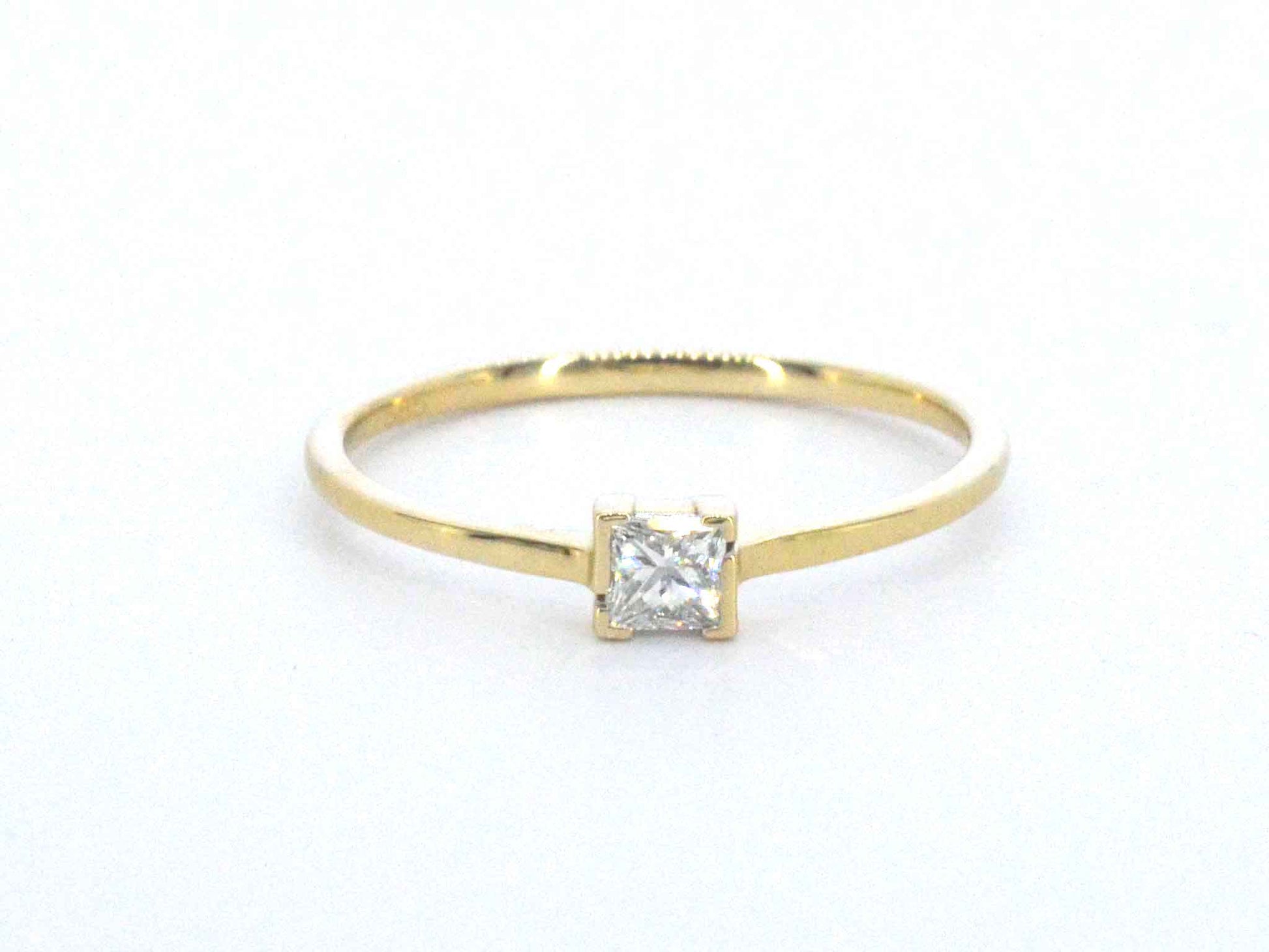 Gouden solitaire ring met een natuurlijke prinses geslepen diamant