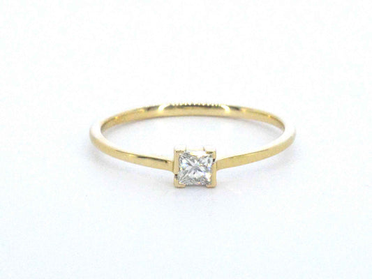 Gouden solitaire ring met een natuurlijke prinses geslepen diamant
