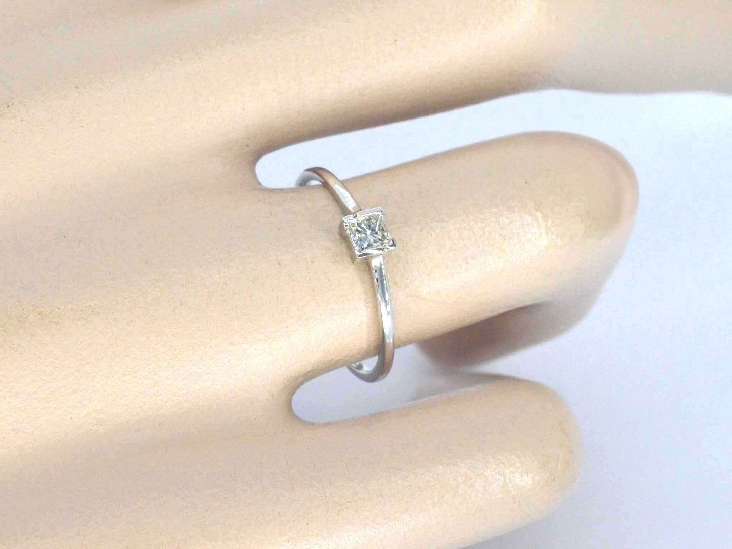 Witgouden solitaire ring met een natuurlijke prinses geslepen diamant