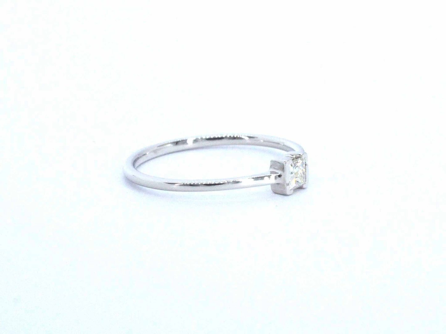 Witgouden solitaire ring met een natuurlijke prinses geslepen diamant