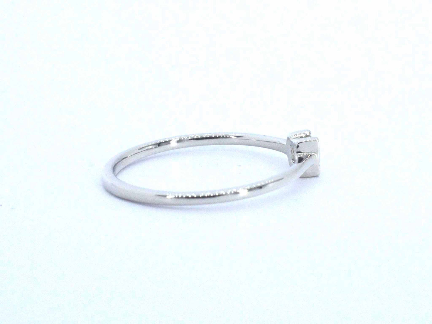 Witgouden solitaire ring met een natuurlijke prinses geslepen diamant