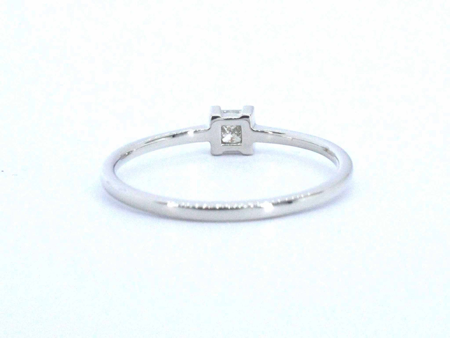 Witgouden solitaire ring met een natuurlijke prinses geslepen diamant