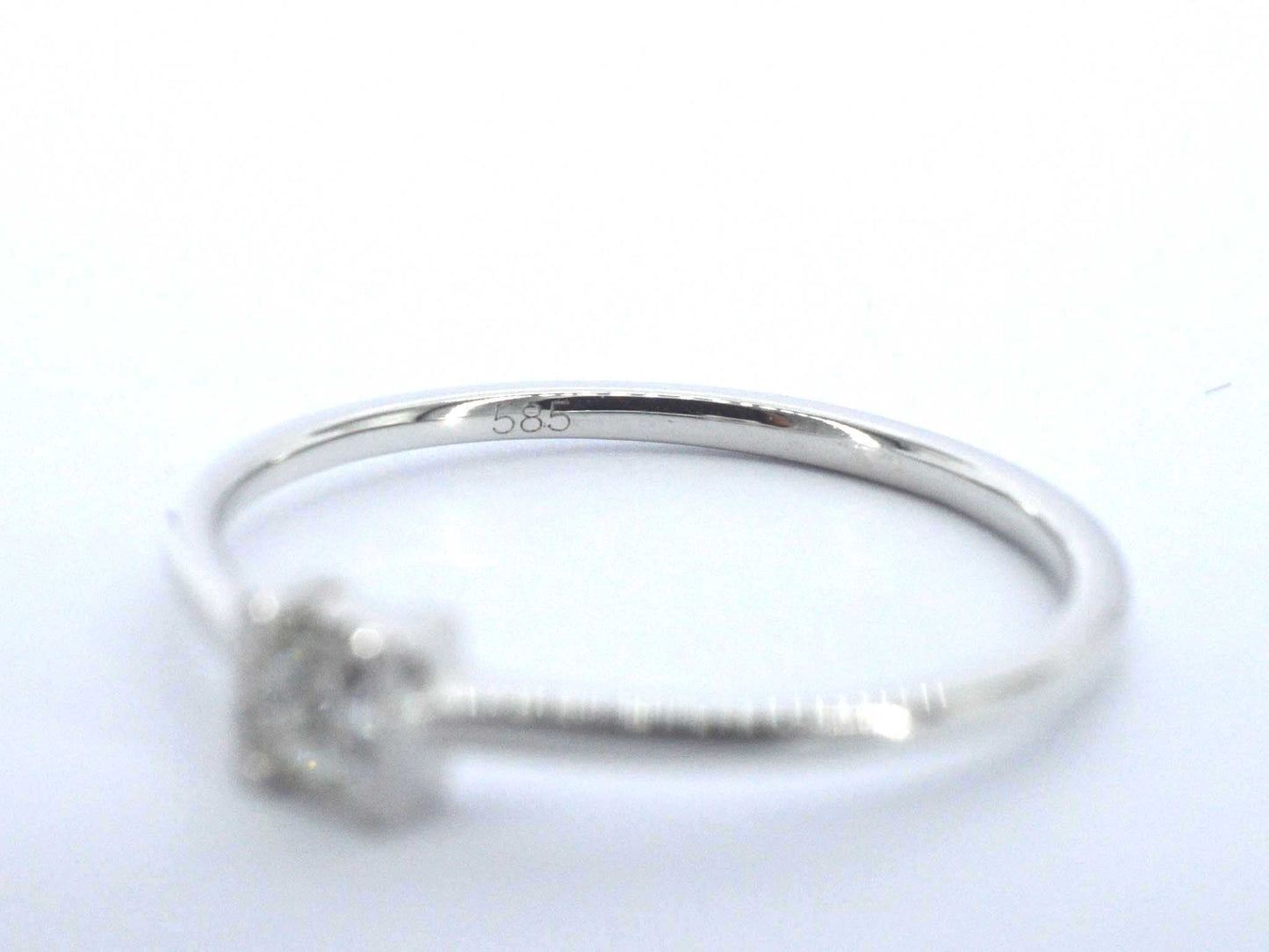Witgouden solitaire ring met een natuurlijke prinses geslepen diamant