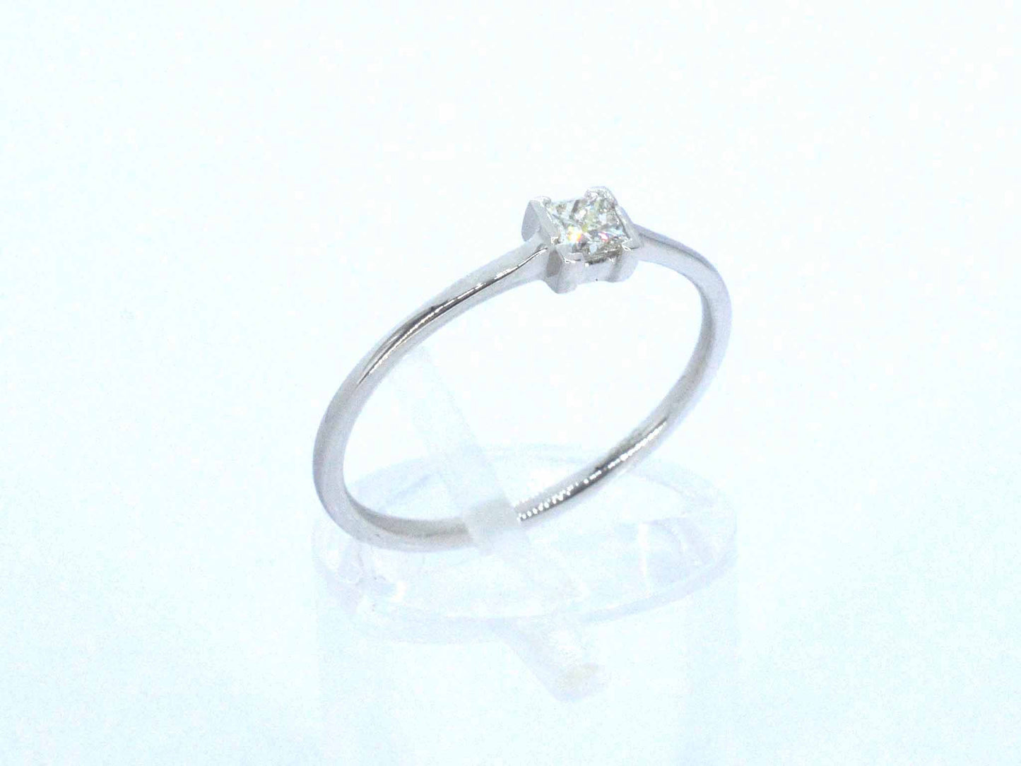 Witgouden solitaire ring met een natuurlijke prinses geslepen diamant