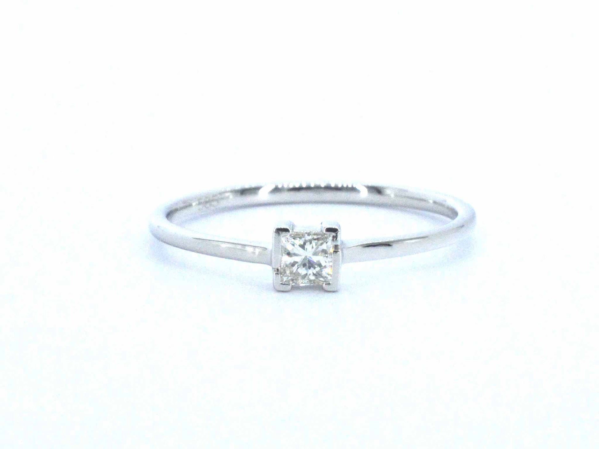 Witgouden solitaire ring met een natuurlijke prinses geslepen diamant