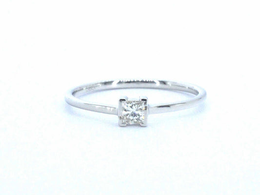 Witgouden solitaire ring met een natuurlijke prinses geslepen diamant
