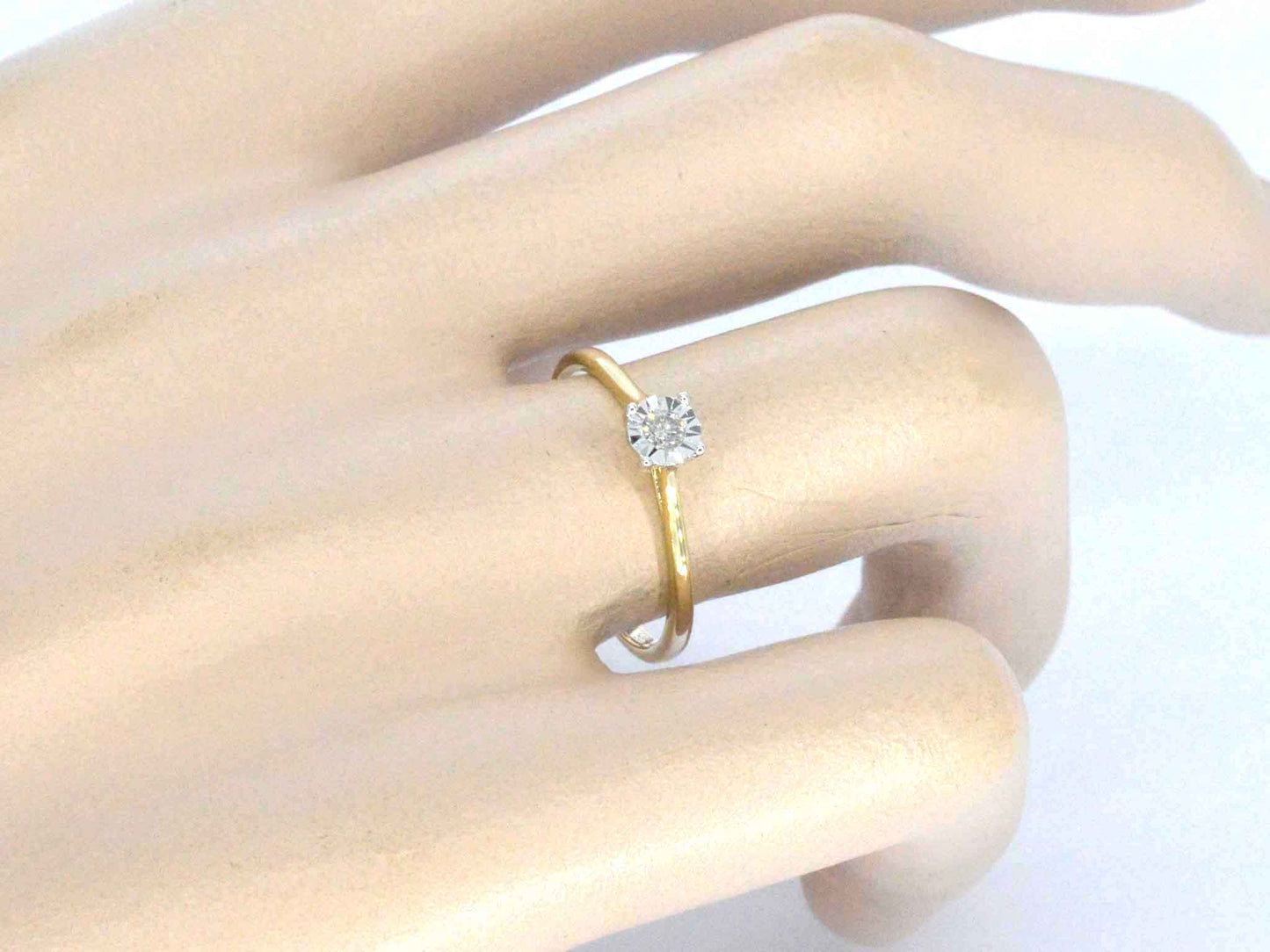 Gouden solitaire ring met een briljant geslepen diamant