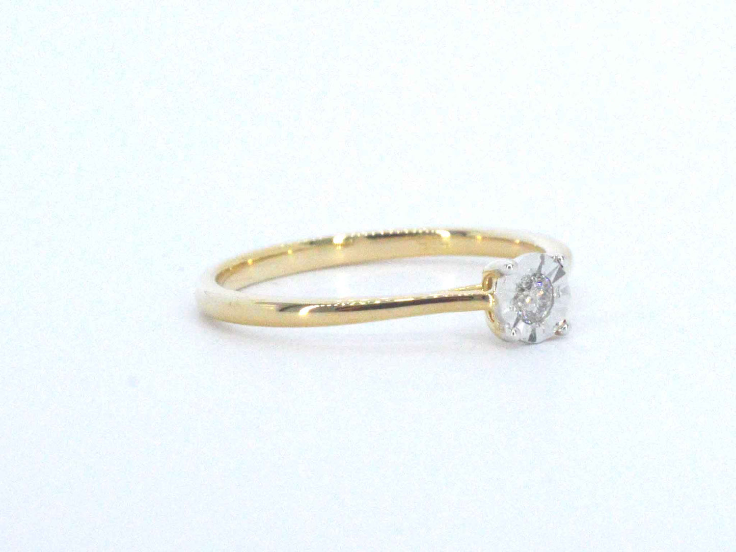 Gouden solitaire ring met een briljant geslepen diamant