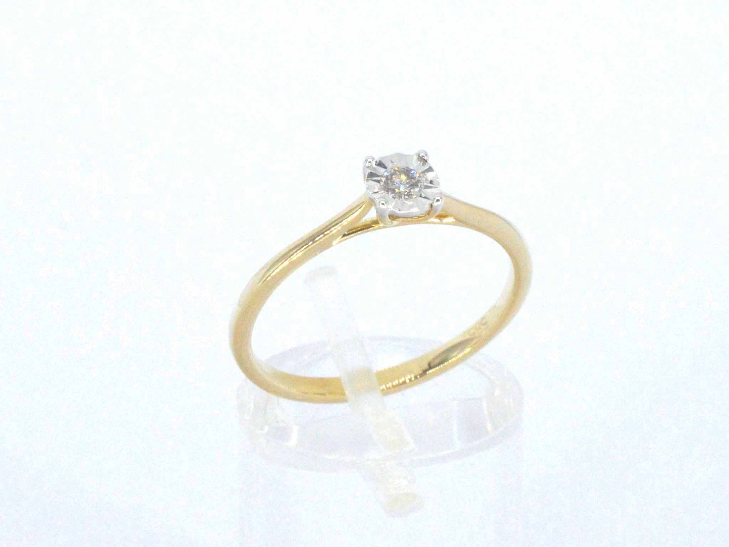Gouden solitaire ring met een briljant geslepen diamant