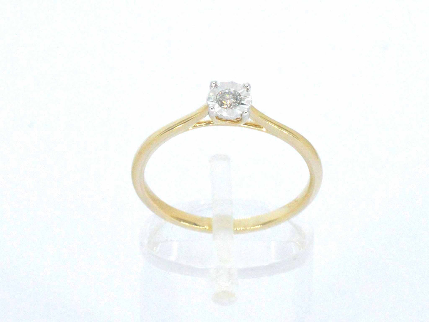 Gouden solitaire ring met een briljant geslepen diamant