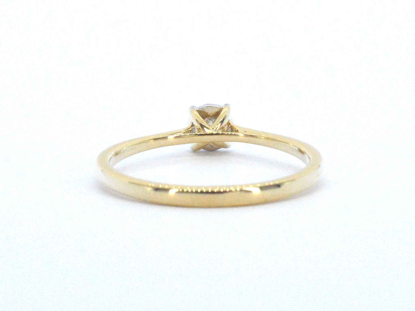 Gouden solitaire ring met een briljant geslepen diamant