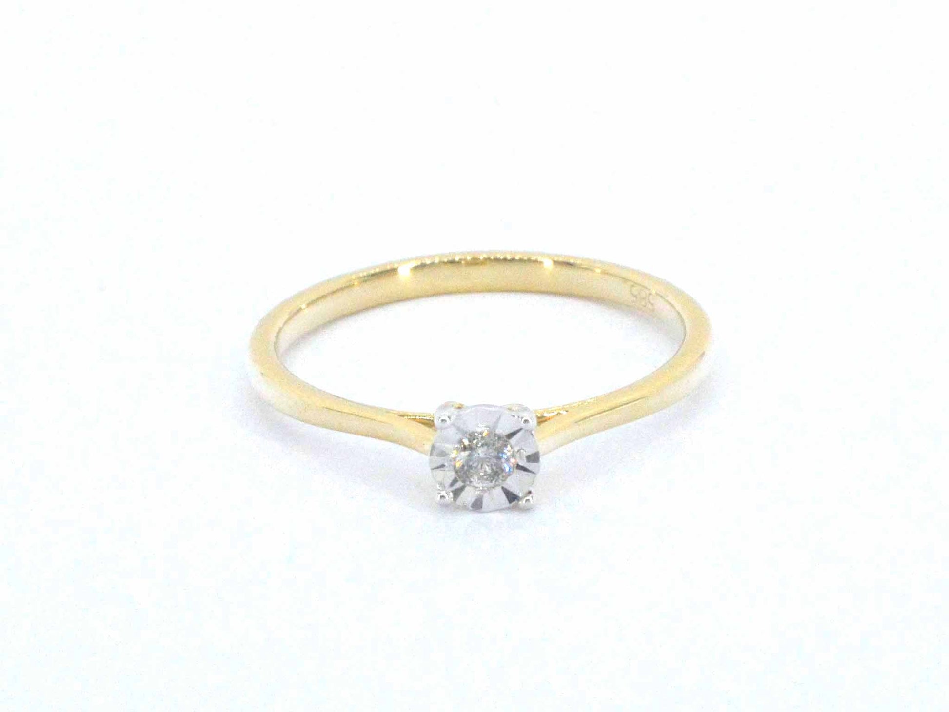Gouden solitaire ring met een briljant geslepen diamant