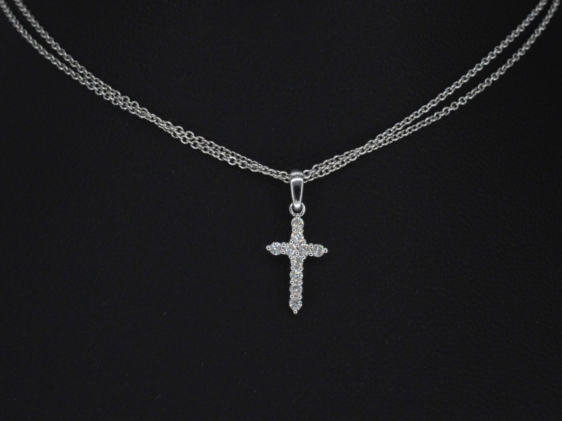 Witgouden kruishanger met natuurlijk diamanten