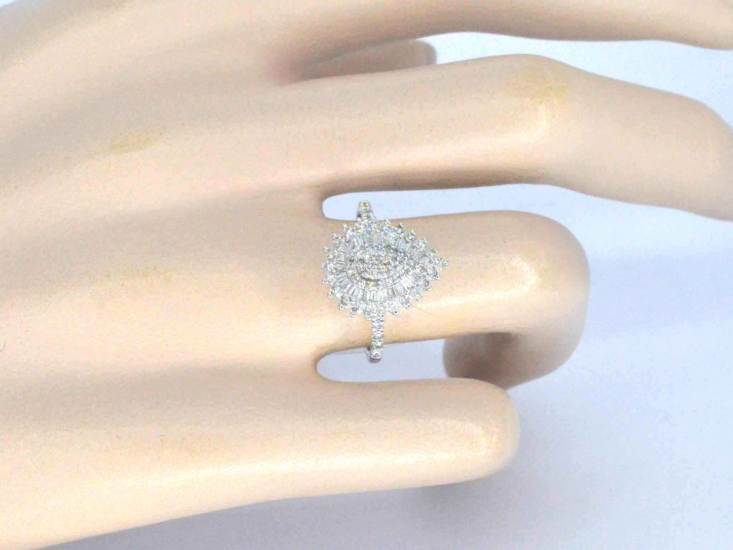 Witgouden entourage ring met natuurlijke diamanten