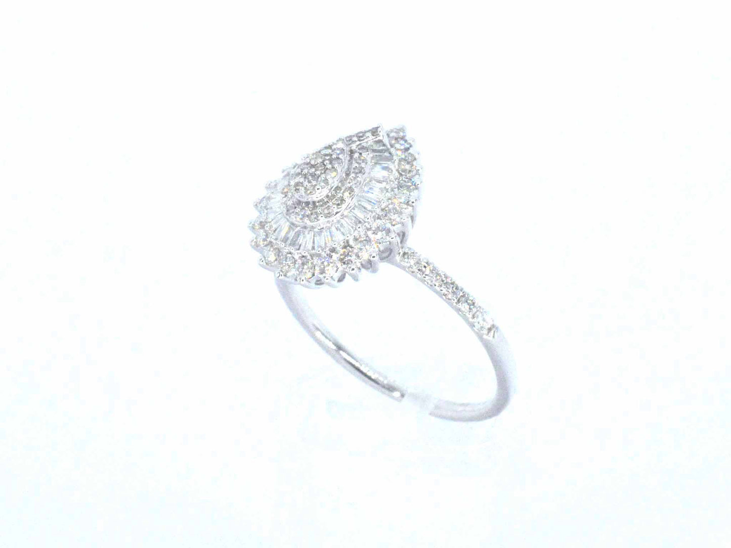 Witgouden entourage ring met natuurlijke diamanten