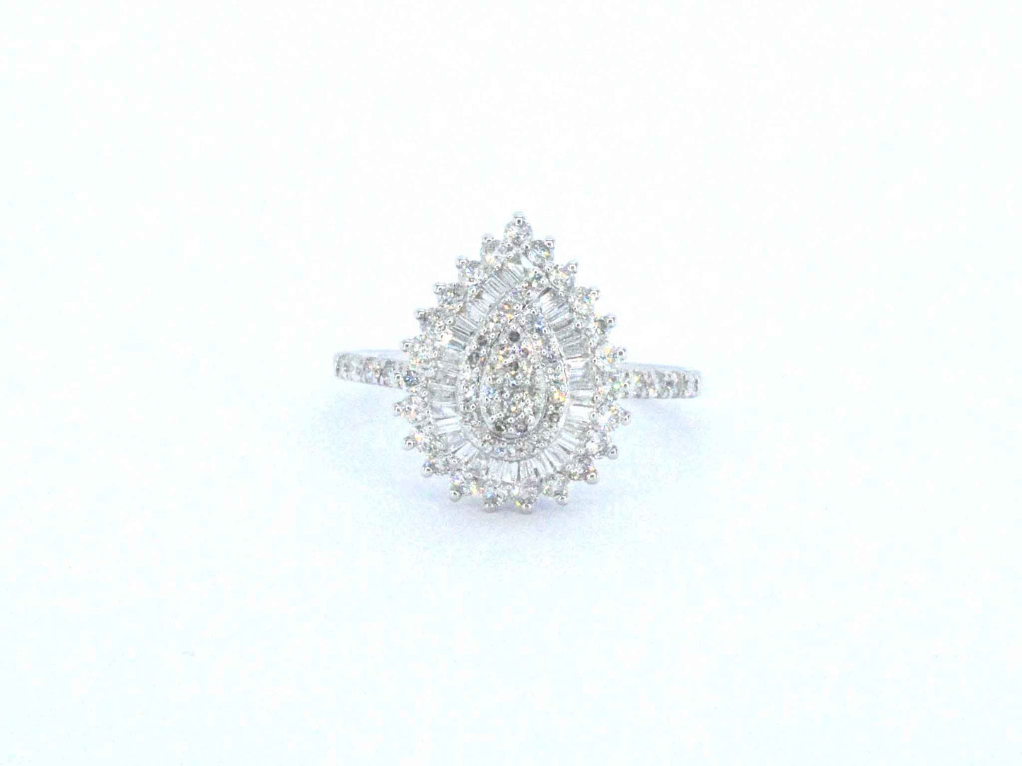 Witgouden entourage ring met natuurlijke diamanten