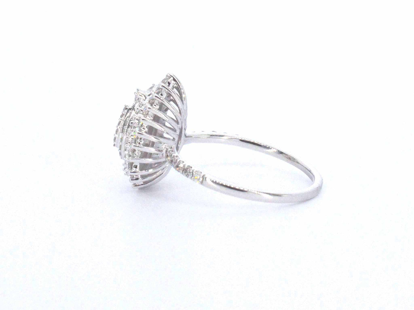 Witgouden entourage ring met natuurlijke diamanten