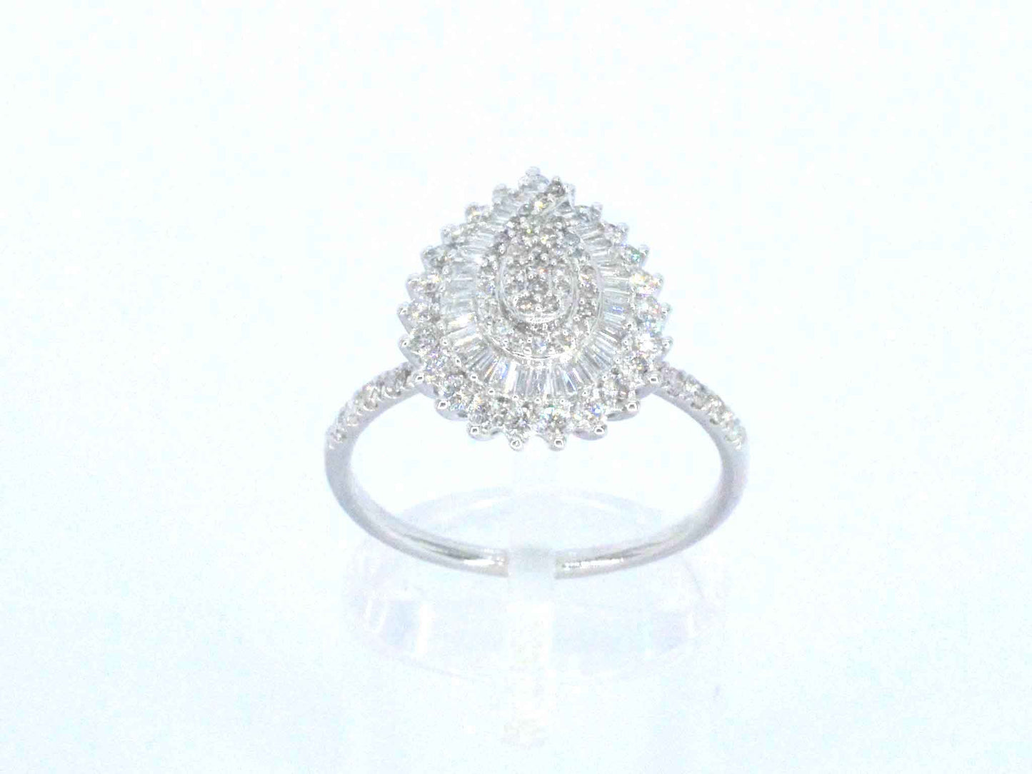 Witgouden entourage ring met natuurlijke diamanten
