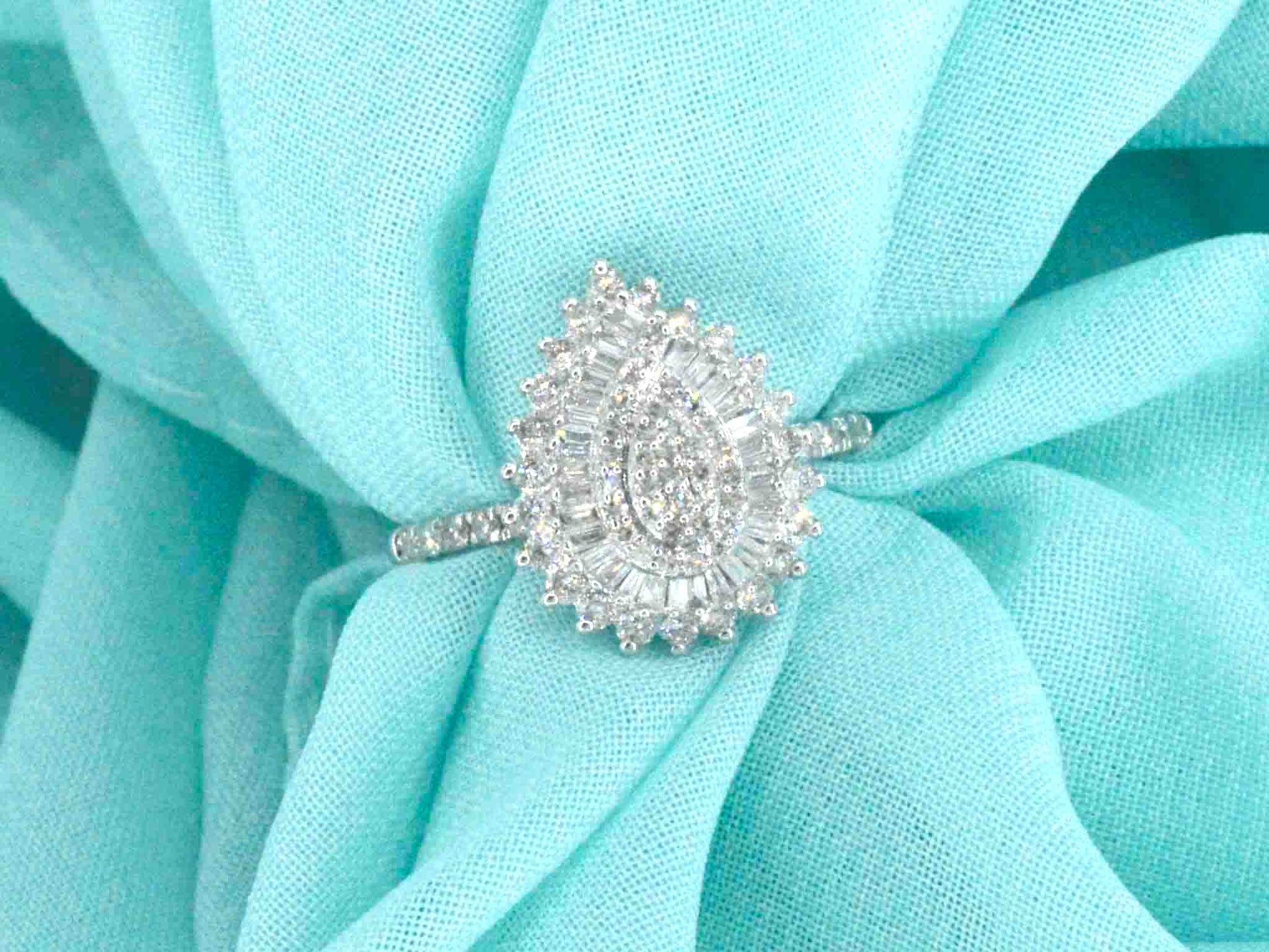 Witgouden entourage ring met natuurlijke diamanten