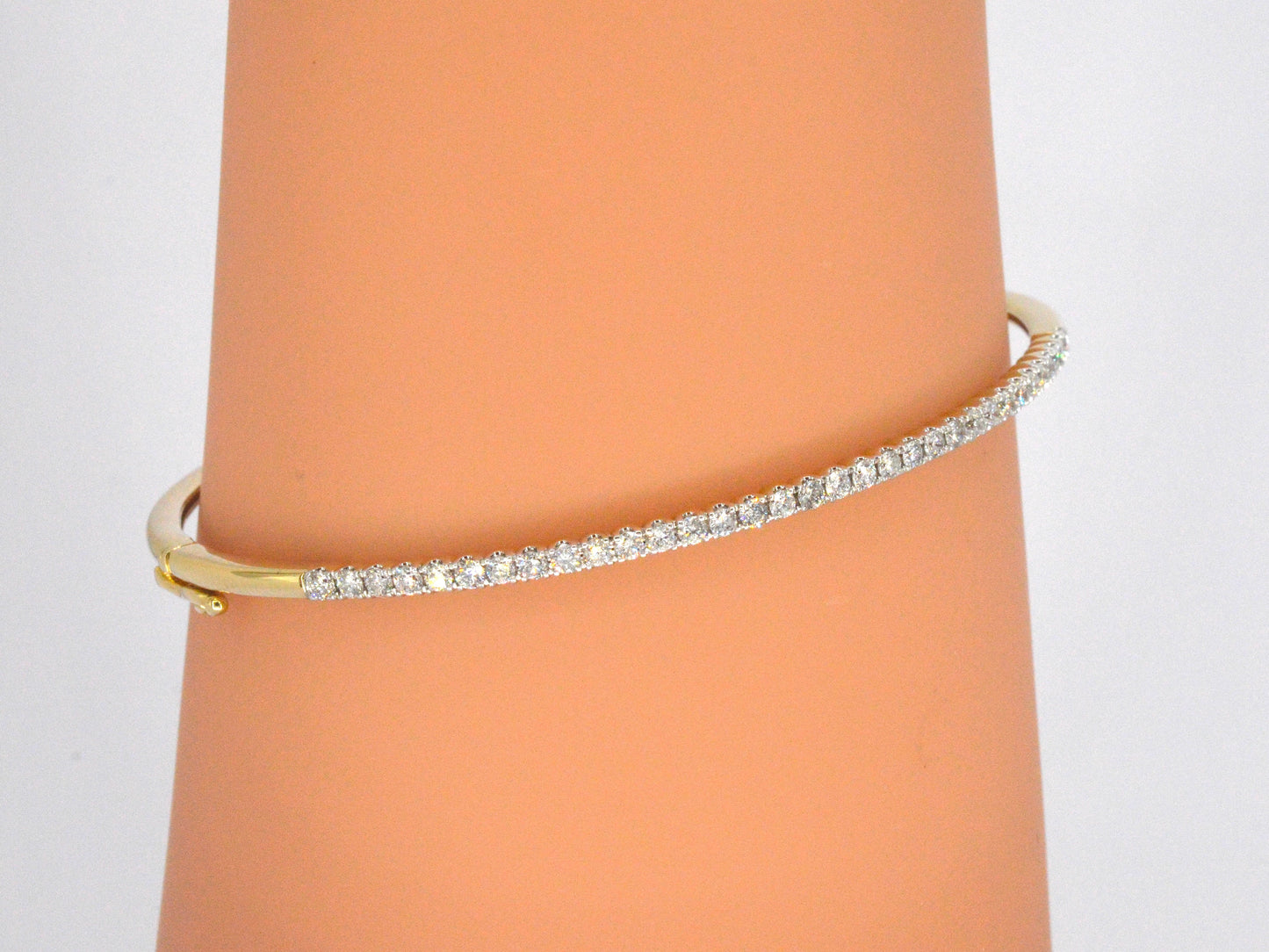 Gouden bangle armband met natuurlijke briljant geslepen diamanten