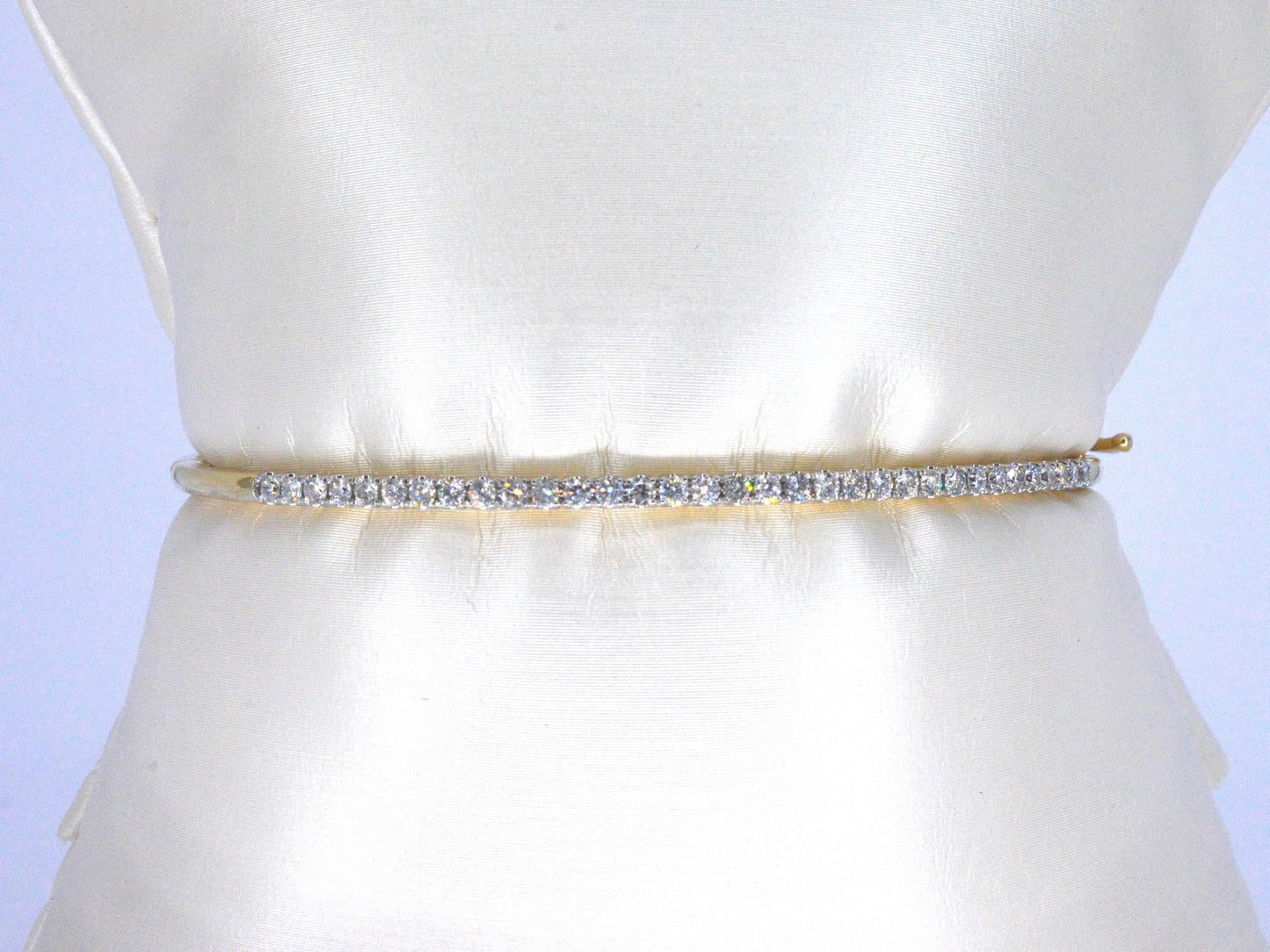 Gouden bangle armband met natuurlijke briljant geslepen diamanten